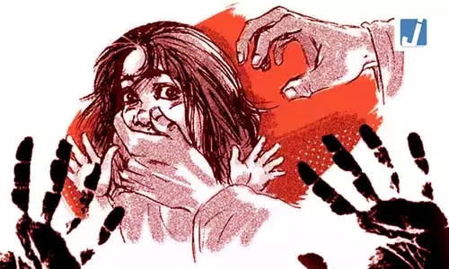 7वीं की छात्रा से गैंगरेप का आरोप, तीन दिन तक बंधक बनाकर रखा, दो गिरफ्तार 7वीं की छात्रा से गैंगरेप का आरोप, तीन दिन तक बंधक बनाकर रखा, दो गिरफ्तार