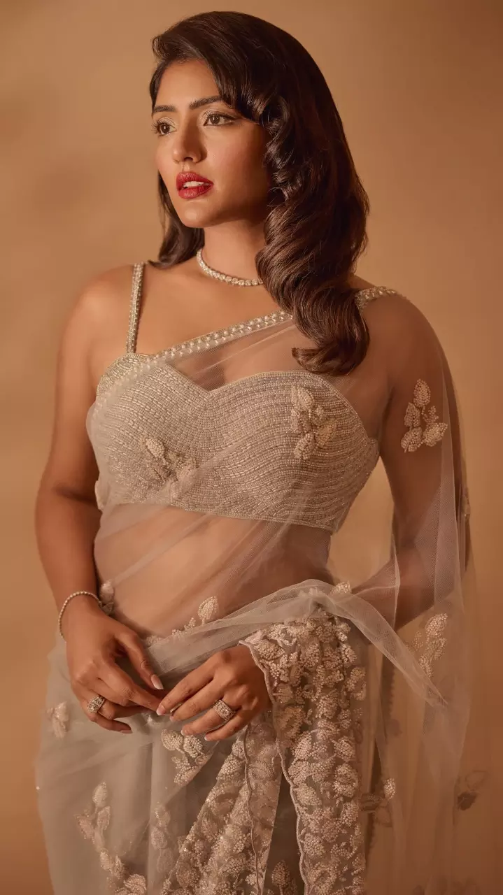 शाही अंदाज में ईशा रेब्बा का खूबसूरत लुक