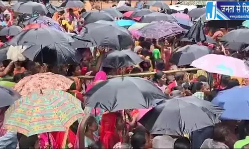 बुज़ुर्गों ने भारी बारिश की परवाह किए बिना बुढ़ापा पेंशन के लिए दिया धरना
