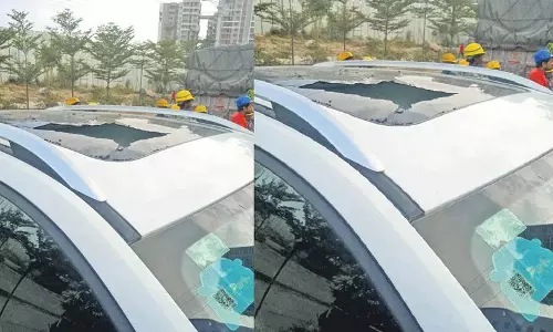 Hyderabad कार पर गिरा मलबा, टला बड़ा हादसा