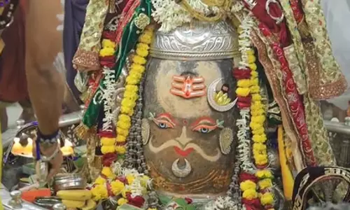 भस्म आरती: बाबा महाकाल का राजा स्वरूप में भव्य शृंगार, जयघोष से गूंजा पूरा परिसर भस्म आरती: बाबा महाकाल का राजा स्वरूप में भव्य शृंगार, जयघोष से गूंजा पूरा परिसर