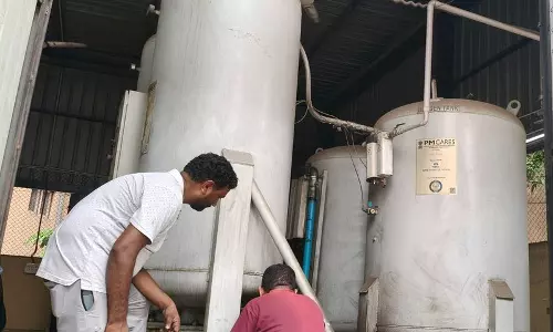 गोदाम में ऑक्सीजन सिलेंडर फटने से एक कर्मचारी की मौत, 4 घायल गोदाम में ऑक्सीजन सिलेंडर फटने से एक कर्मचारी की मौत, 4 घायल