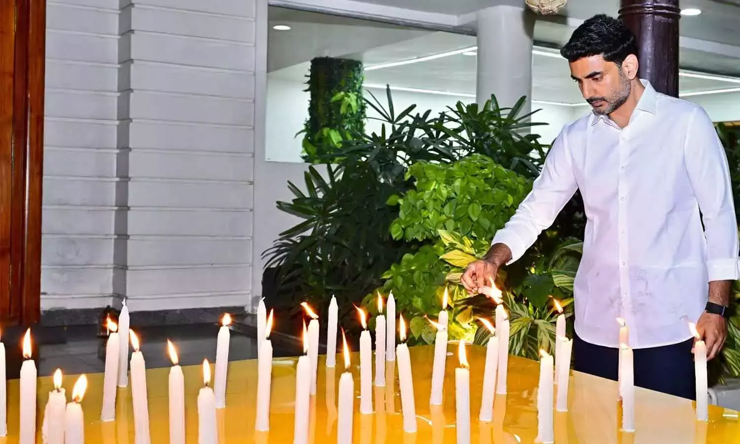 लोकेश ने नायडू की गिरफ्तारी पर 53 मोमबत्तियाँ जलाईं लोकेश ने नायडू की गिरफ्तारी पर 53 मोमबत्तियाँ जलाईं