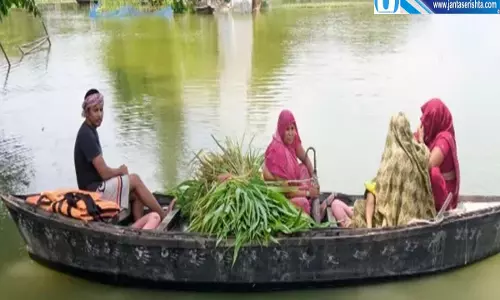 बाढ़ का जायजा लेना पड़ा भारी बीच नदी में पलट गई लेखपाल की नाव बाढ़ का जायजा लेना पड़ा भारी बीच नदी में पलट गई लेखपाल की नाव