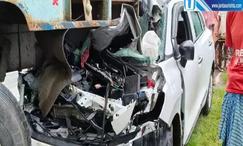 खड़े ट्रक में जा घुसी तेज रफ्तार कार एक युवक की मौत दो गंभीर खड़े ट्रक में जा घुसी तेज रफ्तार कार एक युवक की मौत दो गंभीर