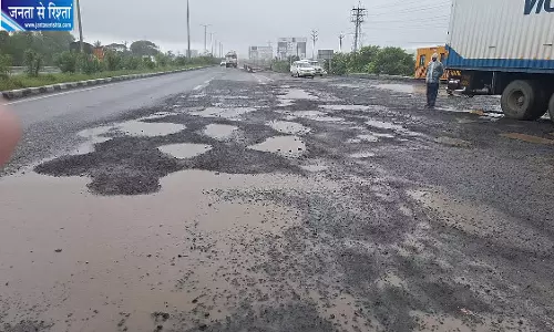 मुंबई में गड्ढों के खिलाफ अनोखा प्रदर्शन, सहार रोड पर जिंदा कॉकरोच छोड़ेंगे कार्यकर्ता मुंबई में गड्ढों के खिलाफ अनोखा प्रदर्शन, सहार रोड पर जिंदा कॉकरोच छोड़ेंगे कार्यकर्ता