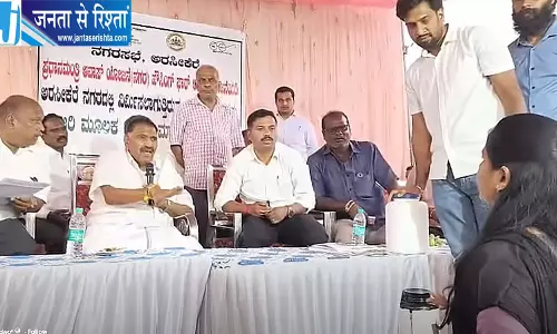 हॉस्टल की बदहाली पर मंत्री नाराज, शिकायत सुनते समय लड़की पर भड़के के.एम. शिवलिंगेगौड़ा