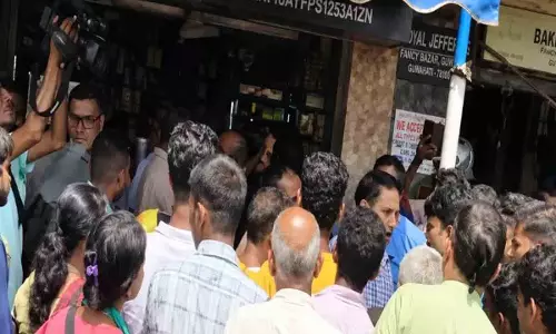 फैंसी बाज़ार: बेदखल वेंडरों का प्रदर्शन, दुकानें खुलवाने की मांग