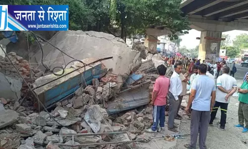 फ्लाईओवर निर्माण को गति देने प्रशासन की कार्रवाई,18 दुकानों पर चला बुलडोजर फ्लाईओवर निर्माण को गति देने प्रशासन की कार्रवाई,18 दुकानों पर चला बुलडोजर