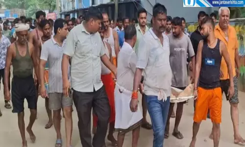 सरयू नदी में डूबा युवक पिता देखते रह गए नहीं बच सकी जान सरयू नदी में डूबा युवक पिता देखते रह गए नहीं बच सकी जान