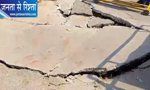 अर्धकुंभ से पहले धंसी हरकी पैड़ी की मुख्य सड़क, सीवर चैंबर के पास फंसी स्कूल बस अर्धकुंभ से पहले धंसी हरकी पैड़ी की मुख्य सड़क, सीवर चैंबर के पास फंसी स्कूल बस