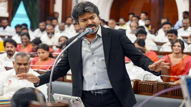 विजय के कदम पर तकरार: DMK और AIADMK ने जताई आपत्ति विजय के कदम पर तकरार: DMK और AIADMK ने जताई आपत्ति