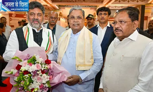 सिद्धारमैया ने डीके शिवकुमार को दी बधाई, बोले- सही रास्ते पर चल रही है सरकार सिद्धारमैया ने डीके शिवकुमार को दी बधाई, बोले- सही रास्ते पर चल रही है सरकार