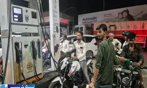 अमेरिका से भी महंगा पेट्रोल इन पड़ोसी देशों में कीमतें आसमान पर अमेरिका से भी महंगा पेट्रोल इन पड़ोसी देशों में कीमतें आसमान पर