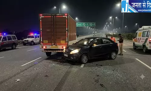 एक्सप्रेसवे पर ट्रक से टकराई कार दो युवकों की गई जान