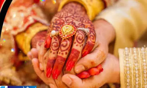 पत्नी को प्रेमी के साथ भेजा पति का फैसला बना चर्चा का विषय पत्नी को प्रेमी के साथ भेजा पति का फैसला बना चर्चा का विषय