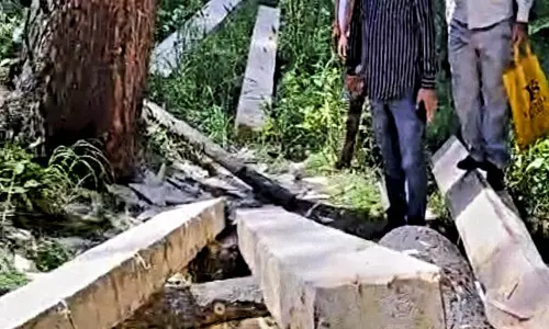 डोडा में अवैध लकड़ी के स्लीपर ज़ब्त; छह मज़दूर हिरासत में लिए गए डोडा में अवैध लकड़ी के स्लीपर ज़ब्त; छह मज़दूर हिरासत में लिए गए