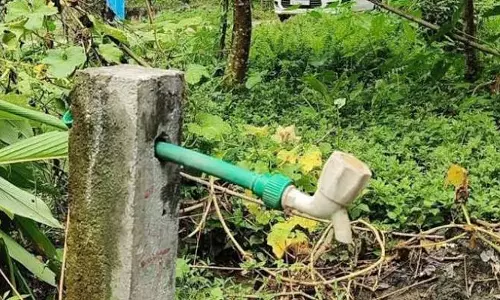 असम JJM की नाकामी: नलों से जल गायब, चाय बागानों में तरस रहे लोग असम JJM की नाकामी: नलों से जल गायब, चाय बागानों में तरस रहे लोग