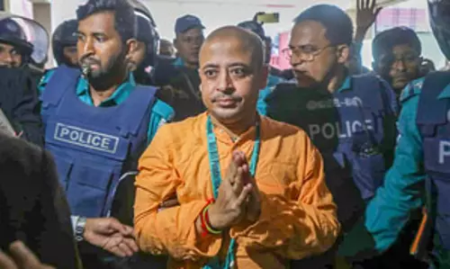 बांग्लादेश: जेल में बंद बेटे चिन्मय कृष्ण दास को देखे बिना मां ने त्यागे प्राण बांग्लादेश: जेल में बंद बेटे चिन्मय कृष्ण दास को देखे बिना मां ने त्यागे प्राण
