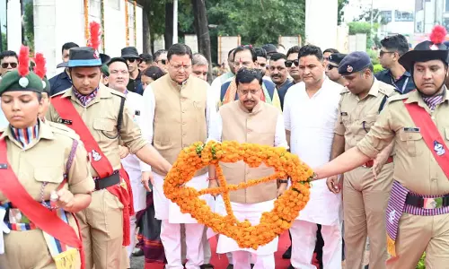 शहीद स्मारक पहुंचे सीएम धामी, वीर सपूतों को किया नमन