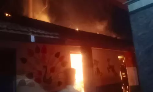 स्कूल के पुराने कमरे में लगी भीषण आग दो लाख का सामान जलकर खाक स्कूल के पुराने कमरे में लगी भीषण आग दो लाख का सामान जलकर खाक