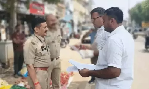 दंडवत करते कमिश्नर ऑफिस निकले गौ सेवक, पुलिस ने रास्ते में रोका