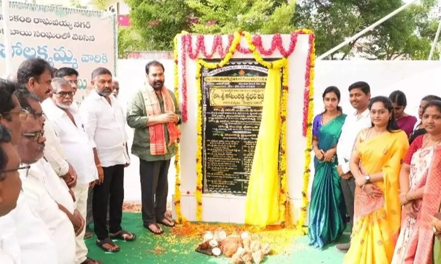 Andhra: विधायक कोटमरेड्डी श्रीधर रेड्डी ने CC सड़क निर्माण की आधारशिला रखी