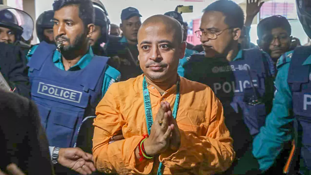 बांग्लादेश: जेल में बंद बेटे की राह देखते-देखते मां का निधन बांग्लादेश: जेल में बंद बेटे की राह देखते-देखते मां का निधन