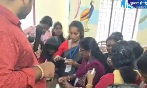 छात्रों को बकरियां और अभिभावकों को रोजगार प्रशिक्षण दे रहा सरकारी स्कूल