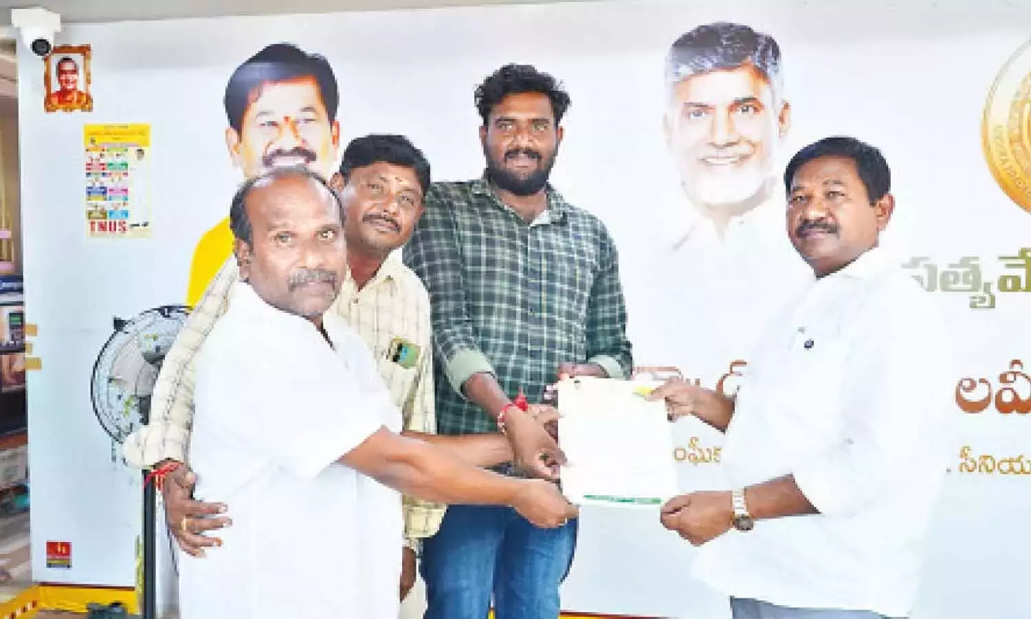 Andhra: CMRF के चेक बांटे गए