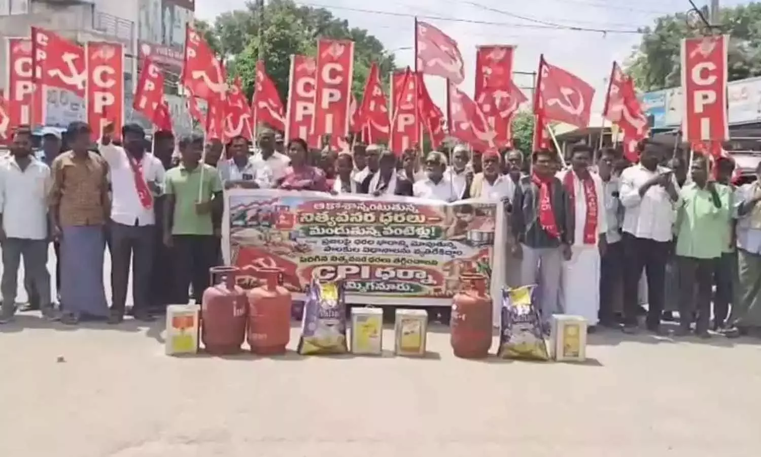 CPI ने ईंधन, LPG और खाने-पीने की चीज़ों की बढ़ती कीमतों से तुरंत राहत की मांग की है