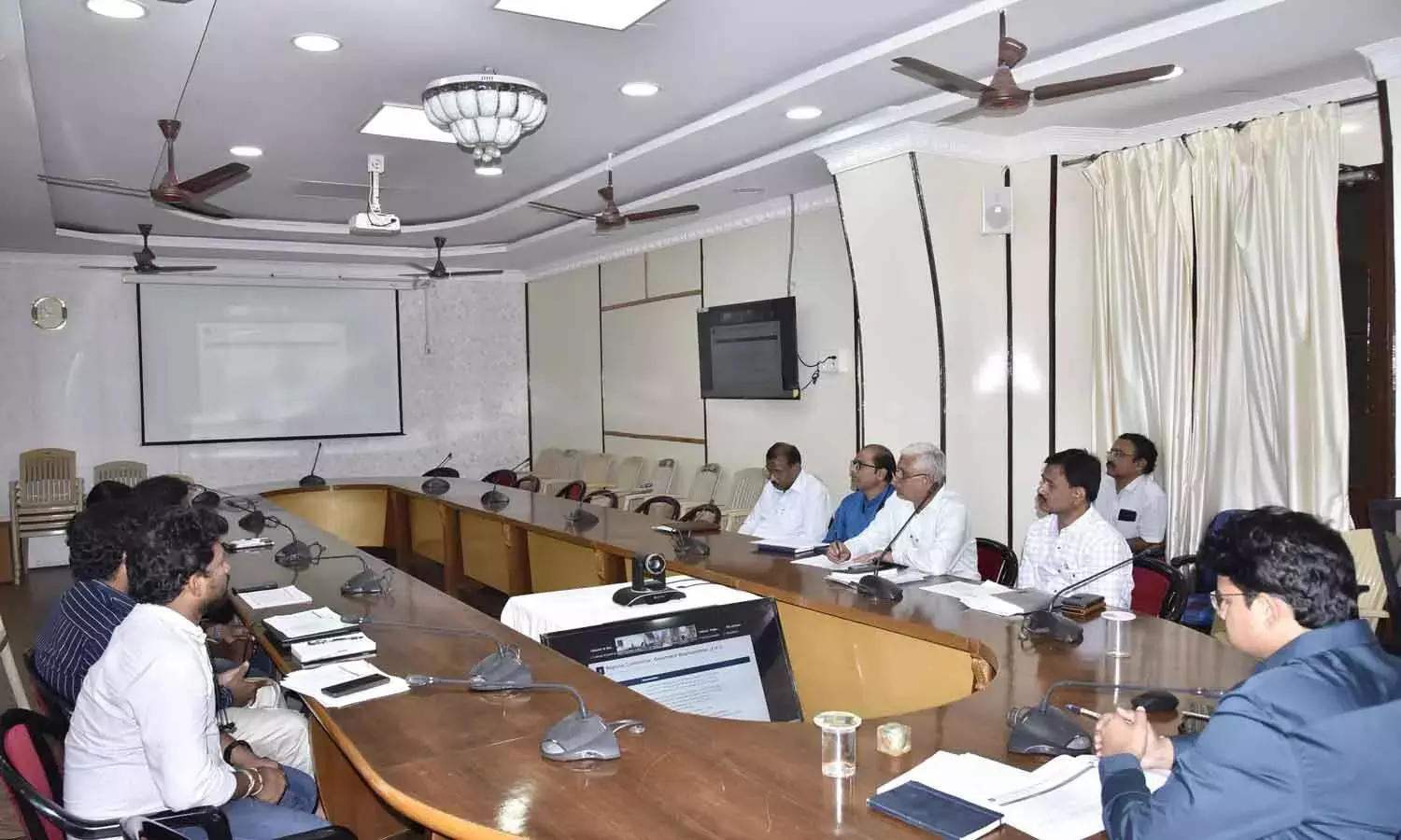 Andhra: CS ने कलेक्टरों को 38 लंबित MSME पार्कों के लिए ज़मीन से जुड़े मामलों के समाधान में तेज़ी लाने का निर्देश दिया Andhra: CS ने कलेक्टरों को 38 लंबित MSME पार्कों के लिए ज़मीन से जुड़े मामलों के समाधान में तेज़ी लाने का निर्देश दिया