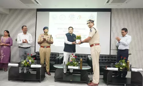 ट्रक के नीचे दबा श्रमिक, हाइड्रा क्रेन से किया गया रेस्क्यू ट्रक के नीचे दबा श्रमिक, हाइड्रा क्रेन से किया गया रेस्क्यू