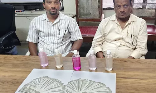CMRF फंड में धांधली: ₹1 लाख की घूस लेते 2 आरोपी गिरफ्तार CMRF फंड में धांधली: ₹1 लाख की घूस लेते 2 आरोपी गिरफ्तार