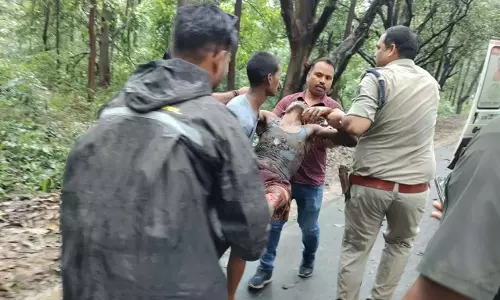 ट्रक के नीचे दबा श्रमिक, हाइड्रा क्रेन से किया गया रेस्क्यू