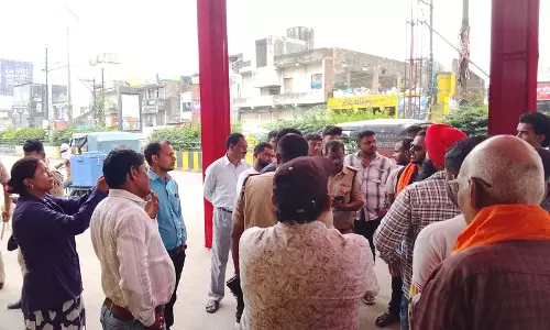 तेलीबांधा में सड़क पर गणेश पंडाल, निगम और पुलिस की टीम पहुंची