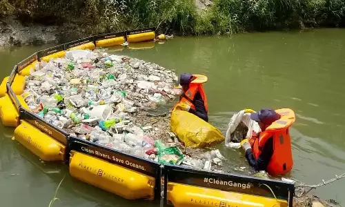 Kanpur: प्लास्टिक कचरे पर लगाम लगाएगा ट्रैश बूम, पंचायत ने शुरू की पहल