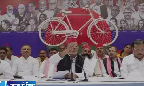 UP में नौकरी पर सियासत तेज अखिलेश बोले आउटसोर्सिंग करेंगे खत्म