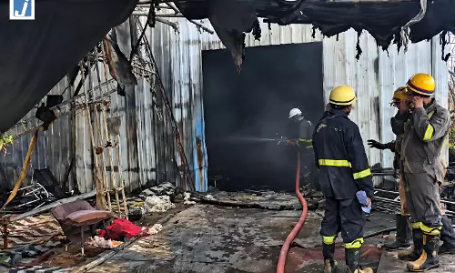 FIRE: टेंट गोदाम में भीषण आग, दमकल की 4 गाड़ियों ने पाया काबू