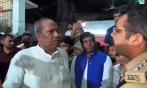 पोस्टमार्टम को लेकर बढ़ा विवाद, लखनऊ में धरने पर बैठे मंत्री संजय निषाद पोस्टमार्टम को लेकर बढ़ा विवाद, लखनऊ में धरने पर बैठे मंत्री संजय निषाद