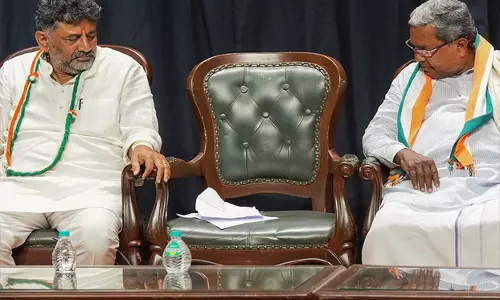 DK सरकार को सिद्धारमैया की नसीहत गारंटी योजनाओं पर दिया बड़ा संदेश DK सरकार को सिद्धारमैया की नसीहत गारंटी योजनाओं पर दिया बड़ा संदेश