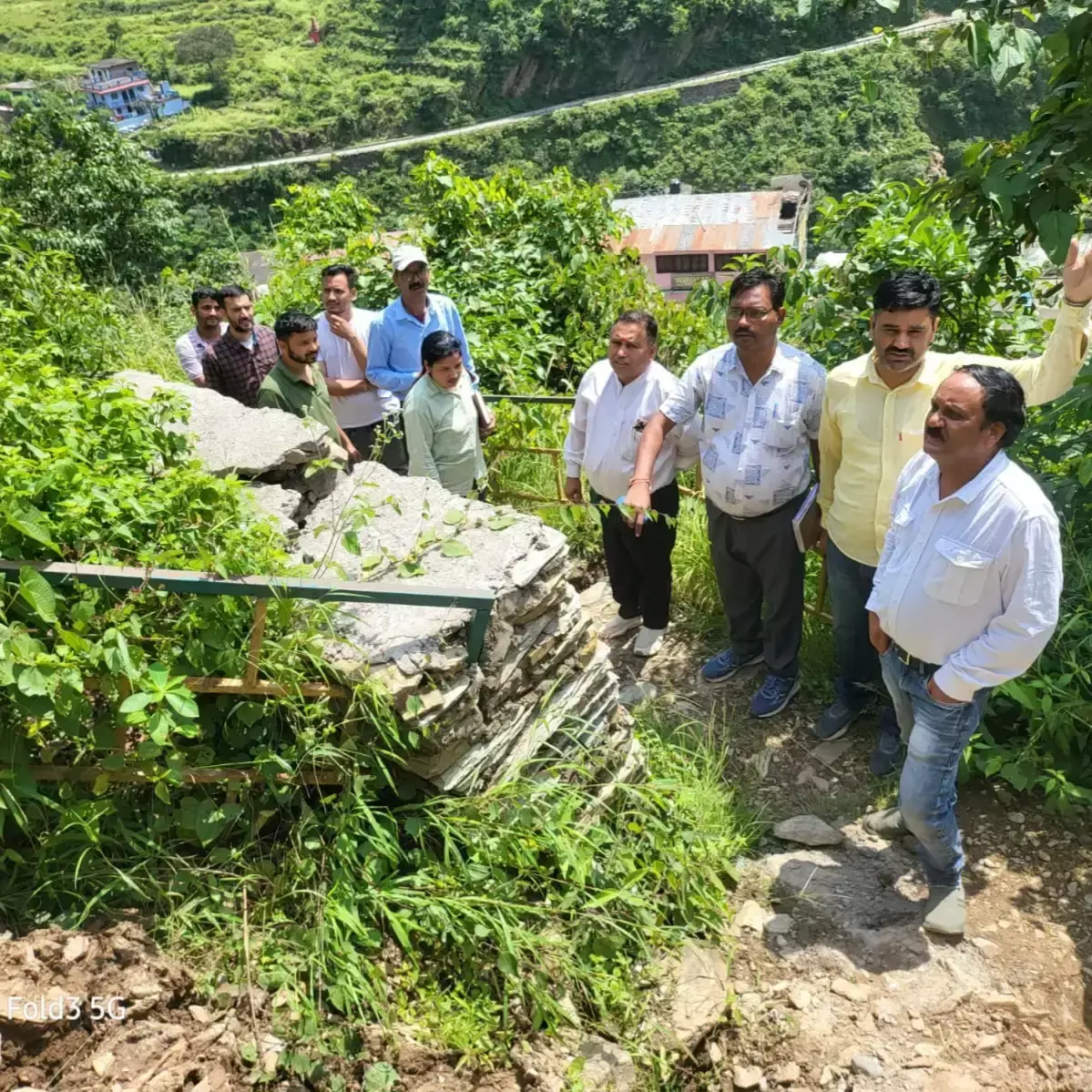 Pauri Garhwal: भूस्खलन के खतरे से पाबौ बाजार में चिंता, टीम ने जांची स्थिति
