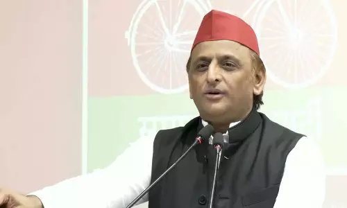 अनुमति नहीं मिलने पर अखिलेश ने सरकार को घेरा