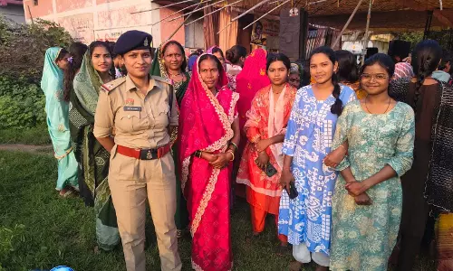 OTP से फर्जी लिंक तक रहें सावधान कॉलेजों और समुदायों के बीच पहुंची पुलिस
