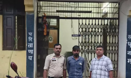 पुलिस को देखकर स्कूटी लेकर भागने लगा युवक, बोरी की तलाशी में मिले 85 पौवा शराब पुलिस को देखकर स्कूटी लेकर भागने लगा युवक, बोरी की तलाशी में मिले 85 पौवा शराब