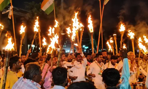मंत्री के घर ED  की रेड पर भड़की कांग्रेस, सड़कों पर निकला विशाल मशाल जुलूस