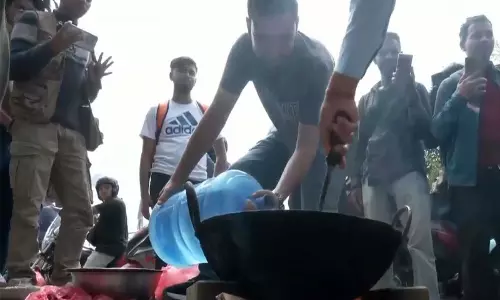 रसोई गैस संकट के खिलाफ छात्रों का अनोखा प्रदर्शन रसोई गैस संकट के खिलाफ छात्रों का अनोखा प्रदर्शन