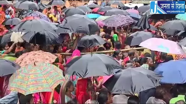 बुज़ुर्गों ने भारी बारिश की परवाह किए बिना बुढ़ापा पेंशन के लिए दिया धरना बुज़ुर्गों ने भारी बारिश की परवाह किए बिना बुढ़ापा पेंशन के लिए दिया धरना