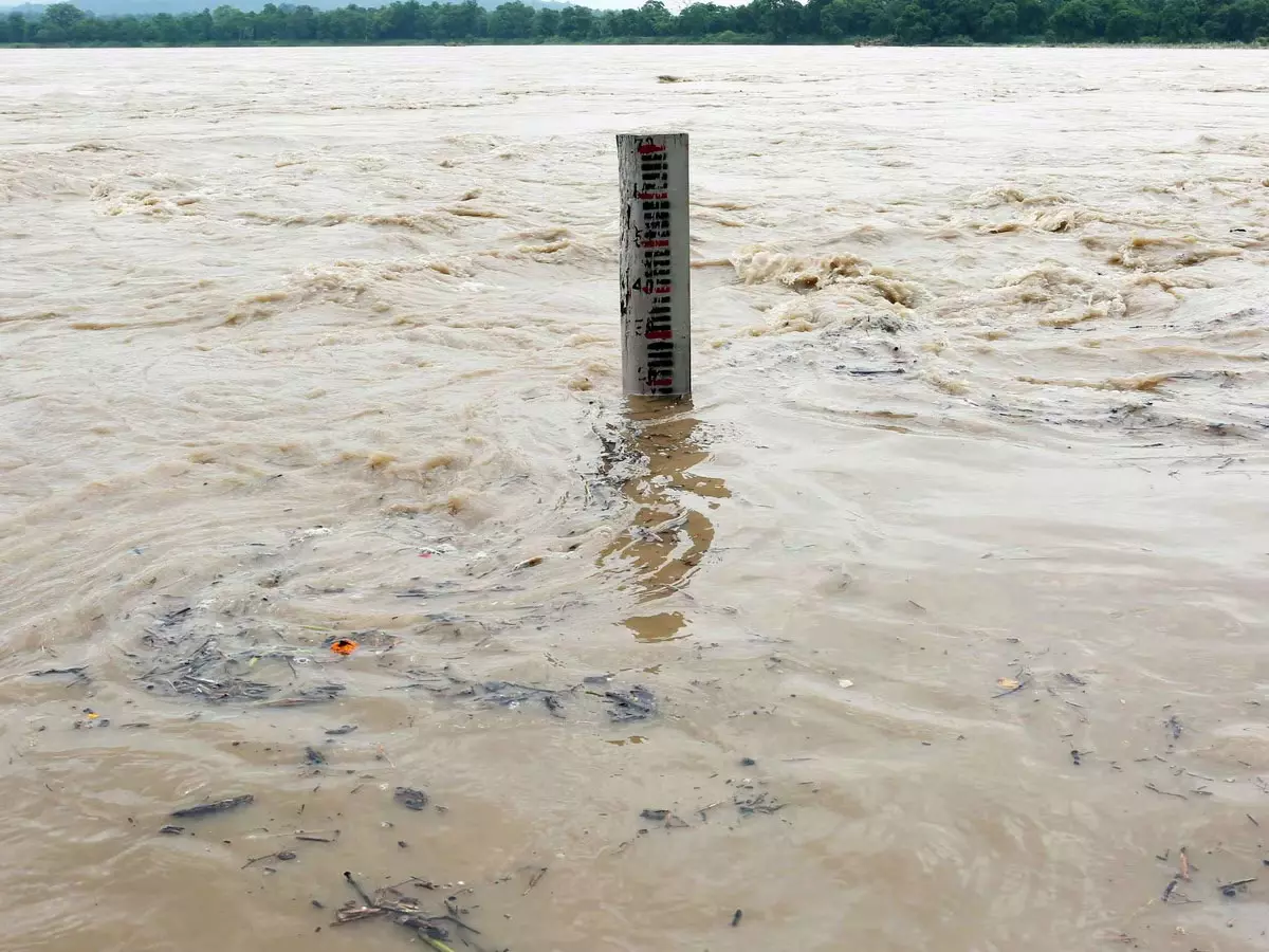 गोरखपुर में सरयू-राप्ती का बढ़ता जलस्तर, दर्जनों गांव बाढ़ से घिरे गोरखपुर में सरयू-राप्ती का बढ़ता जलस्तर, दर्जनों गांव बाढ़ से घिरे