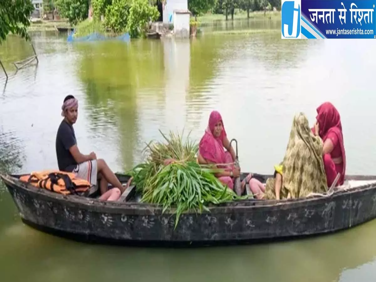 बाढ़ का जायजा लेना पड़ा भारी बीच नदी में पलट गई लेखपाल की नाव बाढ़ का जायजा लेना पड़ा भारी बीच नदी में पलट गई लेखपाल की नाव